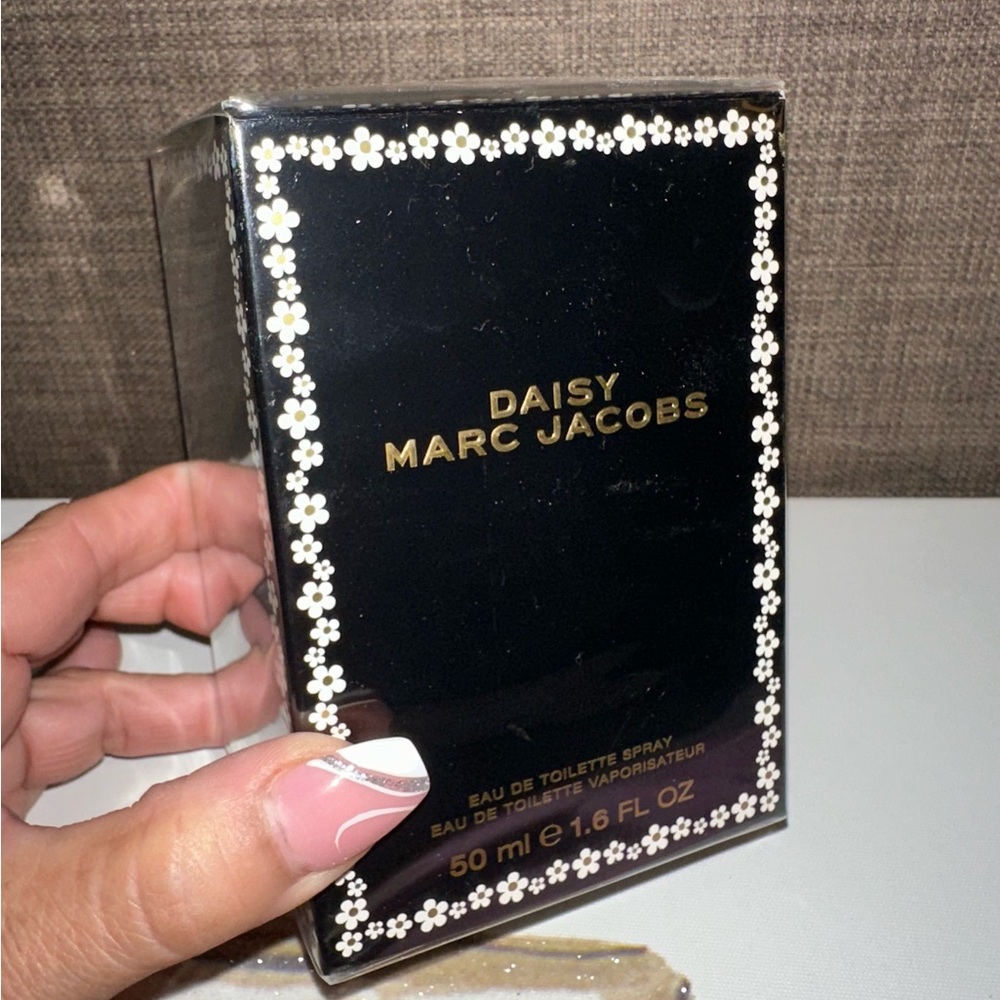 MARC JACOBS NEW!  🌻 Daisy Black and Gold Eau de Toilette